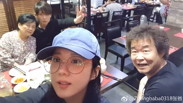 Mới đây, Jang Na Ra đã chia sẻ hình ảnh mới khi cả gia đình cùng đi ăn. Nhiều cư dân mạng không khỏi bất ngờ trước ngoại hình cực kỳ trẻ trung của anh trai nữ diễn viên. Được biết anh trai cô hiện đã 41 tuổi và sở hữu vẻ ngoài "lão hóa ngược" không hề kém em gái.