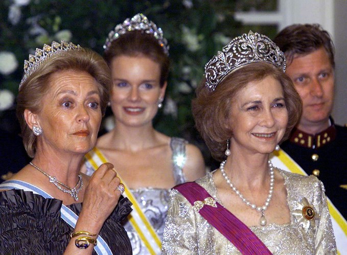 Vương miện "Bách hợp Ansorena" của Hoàng gia Tây Ban Nha với 450 viên kim cương và 10 viên ngọc trai gắn trên khung vàng trắng 18 cara. Hiện nó đang thuộc về Hoàng thái hậu Sofia. Đây là một trong những chiếc vương miện đồ sộ nhất thế giới, từng được thực hiện hồi năm 1906 cho Hoàng hậu Victoria Eugenia của Tây Ban Nha.