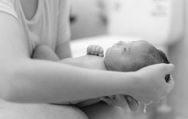 Khong biet cha cua con minh la ai, me tre lam dieu ghe ron