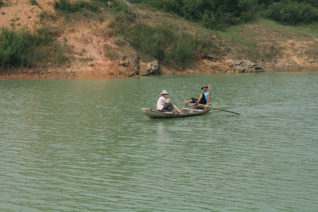 Từ khi hình thành con nước lớn, hồ Thác Bà trở thành nơi mưu sinh của trăm ngàn con người nơi thâm sơn cùng cốc. Trong đó, phải kể đến nghề săn “thủy quái” hồ Thác Bà. Mỗi năm, hồ Thác Bà đem về nguồn lợi thuỷ sản hàng ngàn tấn. Trước đây, hồ Thác Bà rất nhiều cá lớn, phần lớn là trắm đen, chép. Cá nặng 70-80kg là chuyện thường. Nhưng ngày càng nhiều người đi câu, đánh bắt cá, với nhiều loại phương tiện tận diệt như xiếc điện, lưới vét, đánh mìn, vàng lưới,... khiến lượng thủy sản của hồ suy giảm nghiêm trọng. Hiện cá lớn sa lưới nhiều nhất trên hồ Thác Bà vẫn là trắm đen, nhưng trọng lượng thường chỉ tầm 20-25kg.