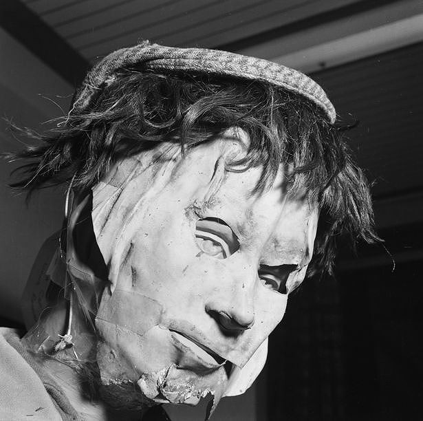 Trong suốt những năm 1960-1970, người dân sống quanh hạt Jersey thuộc Quần đảo Eo Biển, Anh quốc bị ám ảnh bởi một kẻ tấn công thường xuất hiện ban đêm với chiếc mặt nạ cao su ghê sợ.