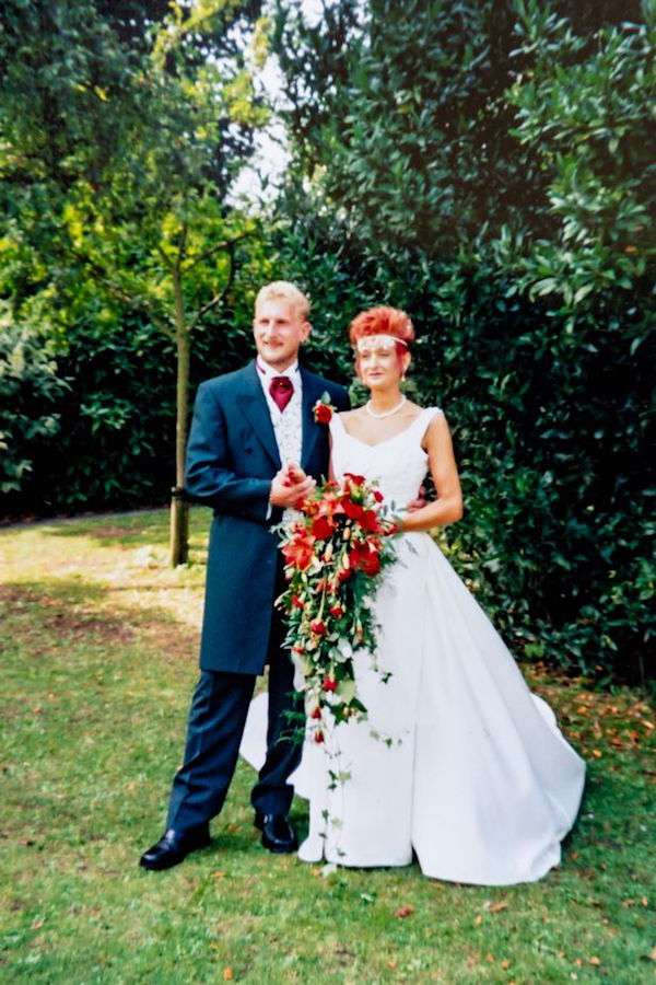 Hiện, cô Liz đang chăm sóc cho 30 con chó, trong đó có tới 5 con chó bị điếc, 2 con chó bị mù, 3 con chó là chó đặc chủng già yếu được xuất ngủ, 4 con chó khác cơ thể không còn được toàn vẹn, đều bị khuyết tật, còn 1 con chó não bị tổn thương.