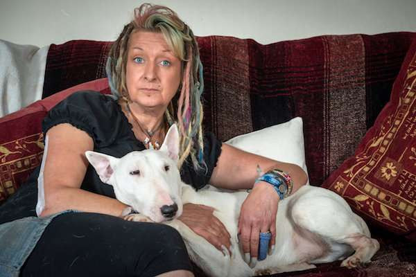 Cuối cùng, anh Mike đã ra tối hậu thư, buộc cô Liz phải lựa chọn giữa chồng mình và những con chó. Chẳng ngờ, cô Liz không suy nghĩ nhiều, đã chọn ngay phương án ly dị chồng và ở bên những chú chó.