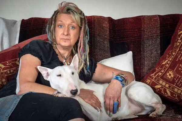 Cuối cùng, anh Mike đã ra tối hậu thư, buộc cô Liz phải lựa chọn giữa chồng mình và những con chó. Chẳng ngờ, cô Liz không suy nghĩ nhiều, đã chọn ngay phương án ly dị chồng và ở bên những chú chó.