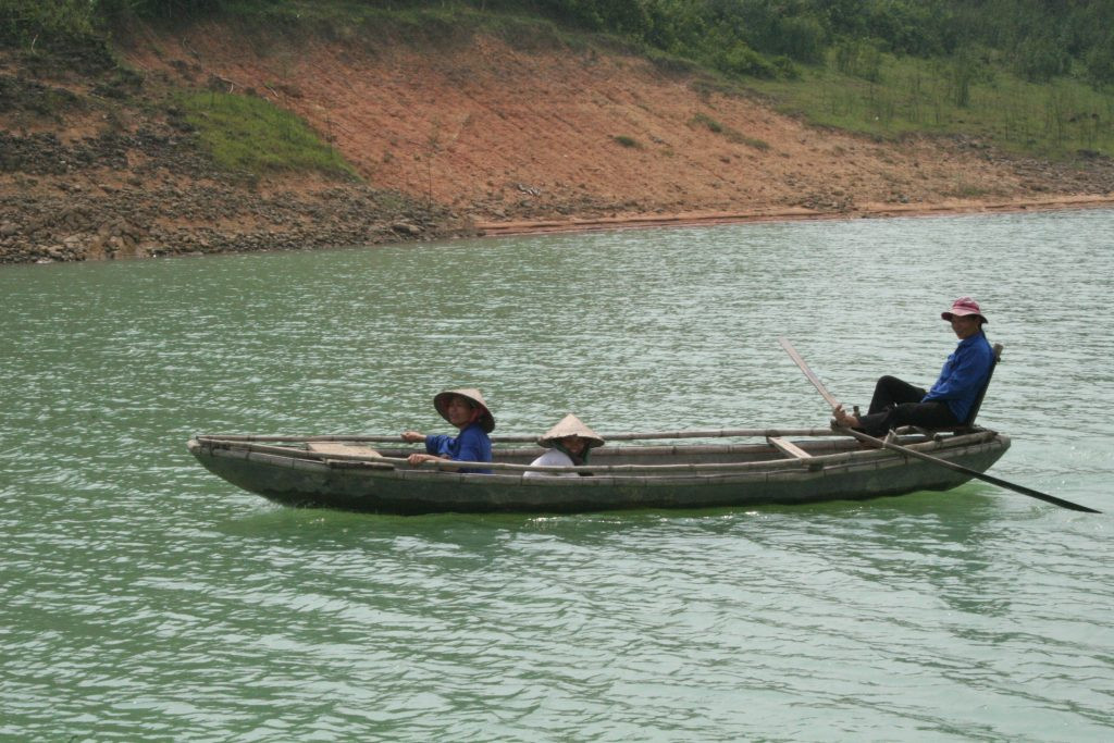 Vào những năm 70-80 của thế kỷ trước, sau khi hoàn thành công trình thủy điện Thác Bà, hồ là nơi tụ hội nhiều loài thủy sinh trên dòng sông Chảy, với trên 100 loài cá, ngoài những loài cá thông thường như chép, trắm, mè, trôi,... còn có những loài cá quý hiếm, giá trị kinh tế cao như bỗng, chiên, lăng chấm, vền, ngạnh,... Do mặt nước hồ rộng, lại có hơn 1.300 đảo hồ tạo ra nhiều eo ngách giúp cho các loài tôm cá phát triển mạnh.