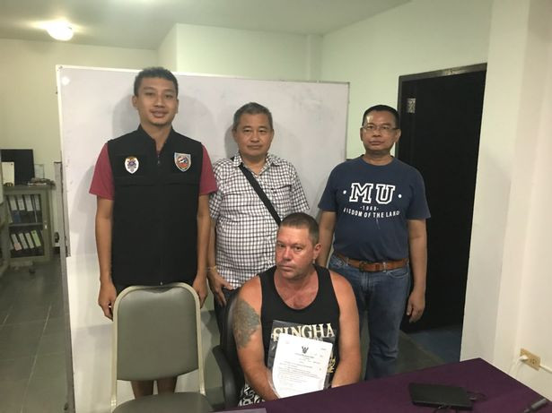 Stephen Allan Carpente (ngồi), quốc tịch Úc, đã bị cảnh sát Thái Lan bắt giữ.