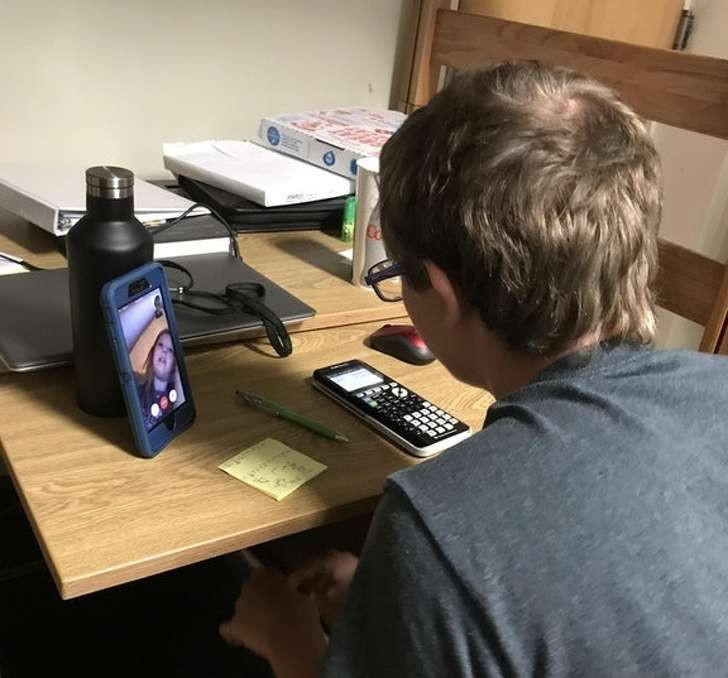 Mỗi tuần, chàng sinh viên này đều gọi video call cho em gái để dạy cô bé môn Đại số.