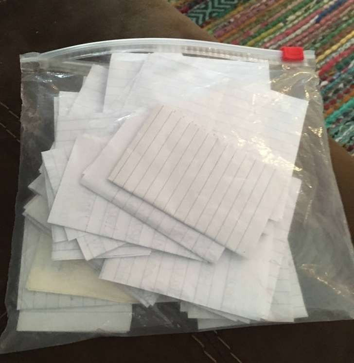 Người mẹ luôn viết ghi chú trong mỗi bữa ăn trưa cho con mình. Đến khi họp phụ huynh, cô vô cùng xúc động khi thấy rằng, mọi ghi chú của mình đều được con lưu lại cẩn thận.