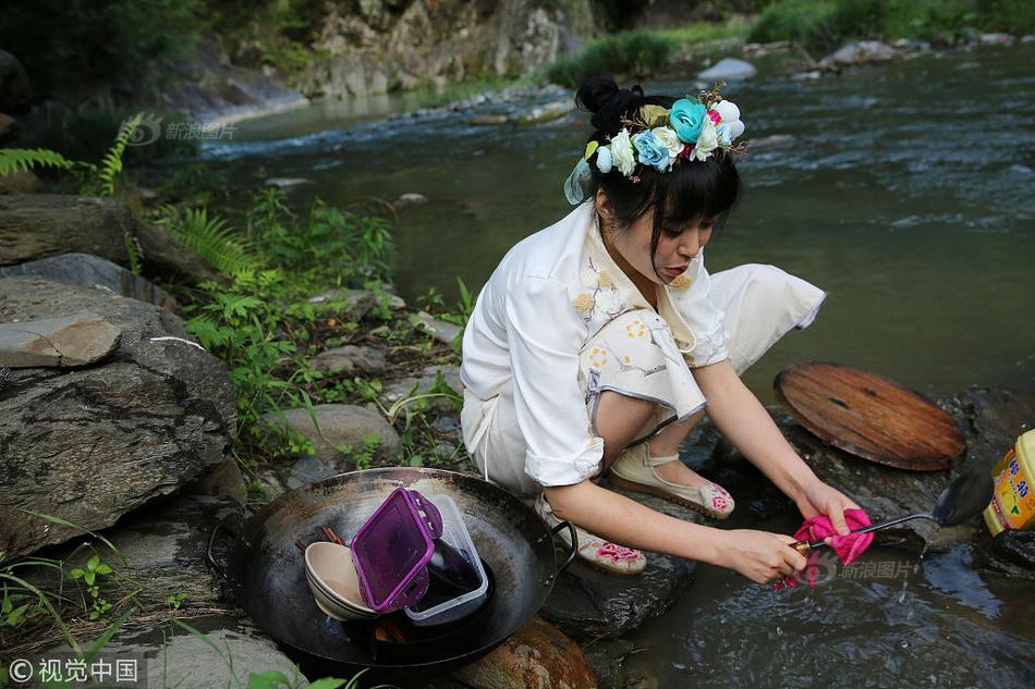 Toàn bộ quá trình xây dựng cuộc sống ở nơi thôn dã của Trương Phương được cô nàng ghi lại và chia sẻ trên mạng xã hội, hấp dẫn rất nhiều người xem và yêu thích. Chỉ trong vài tháng, cô gái sở hữu hơn 100.000 người theo dõi. Thu nhập của cô nàng cũng vô cùng ấn tượng.