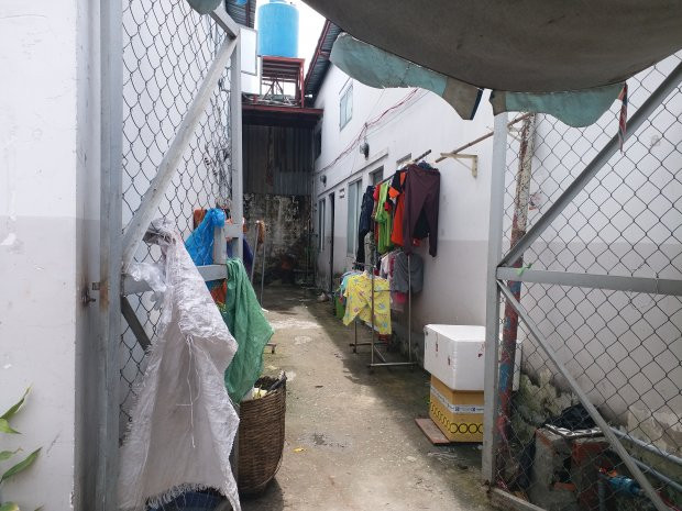 Cửa vào dãy trọ mở suốt ngày.