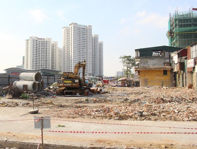 Nguyên nhân chính của việc này, đại diện BQL dự án Đầu tư xây dựng các công trình giao thông Hà Nội (chủ đầu tư) cho rằng, do công tác GPMB của các quận Bắc Từ Liêm, Cầu Giấy chậm. Mặc dù được Chủ tịch UBND thành phố Hà Nội yêu cầu các quận có tuyến đường đi qua như Bắc Từ Liêm, Cầu Giấy xong vào cuối năm 2016, nhưng đến nay nhiều đoạn dự án vẫn chưa hoàn thành như thế này.