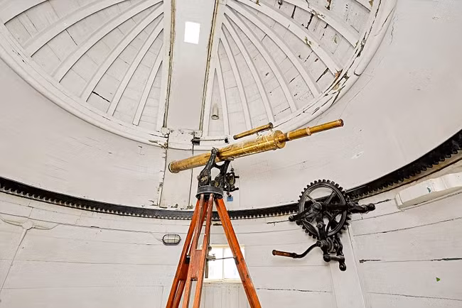 Bên trong mái vòm ở phía trên tòa nhà, có đặt một chiếc kính thiên văn cổ của nhà vua mà chủ sở hữu - công ty bất động sản Hoàng gia Crown Estate đã được Bảo tàng Quốc gia Dublin cho mượn.