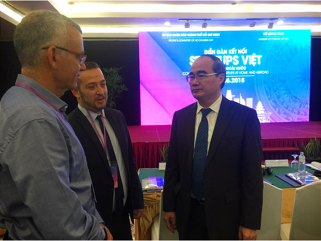 Bí thư Thành ủy TP.HCM Nguyễn Thiện Nhân trò chuyện bên lề với các nhà đầu tư trong hệ sinh thái khởi nghiệp - Ảnh: N.BÌNH