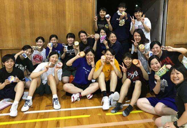 Kanazaki Masaki (Mặc áo xanh lam, ngồi giữa).