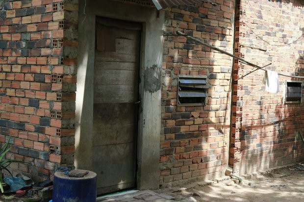 Cửa gỗ tạm bợ.