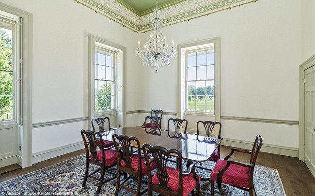 Ngôi nhà này cũng bắt kịp xu thế thời đại với một thang máy và một hệ thống nghe nhìn kiểm soát việc sưởi ấm và làm mát, cùng đèn sáng, rèm, âm nhạc và một hệ thống an ninh.