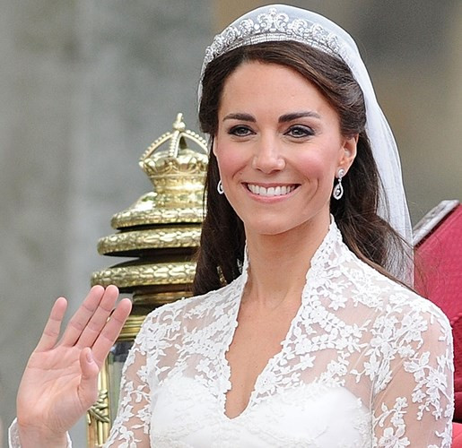 Chiếc vương miện quý giá đầu tiên mà Công nương Kate Middleton được diễm phúc mang là “Halo Tiara của nhà Cartier. Cô đã đội nó trong hôn lễ thế kỷ với Hoàng tử William năm 2011. Chiếc vương miện gồm 16 vòng uốn lượn với 739 hạt kim cương và 149 thanh kim cương baton.