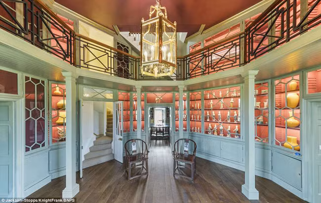 Vua George III đã cho xây dựng kiến trúc đặc biệt này để theo dõi quá trình di chuyển của sao Kim đi qua mặt trời, sau đó còn dùng để nghiên cứu bầu trời và là nơi giáo dục các hoàng tử, công chúa.