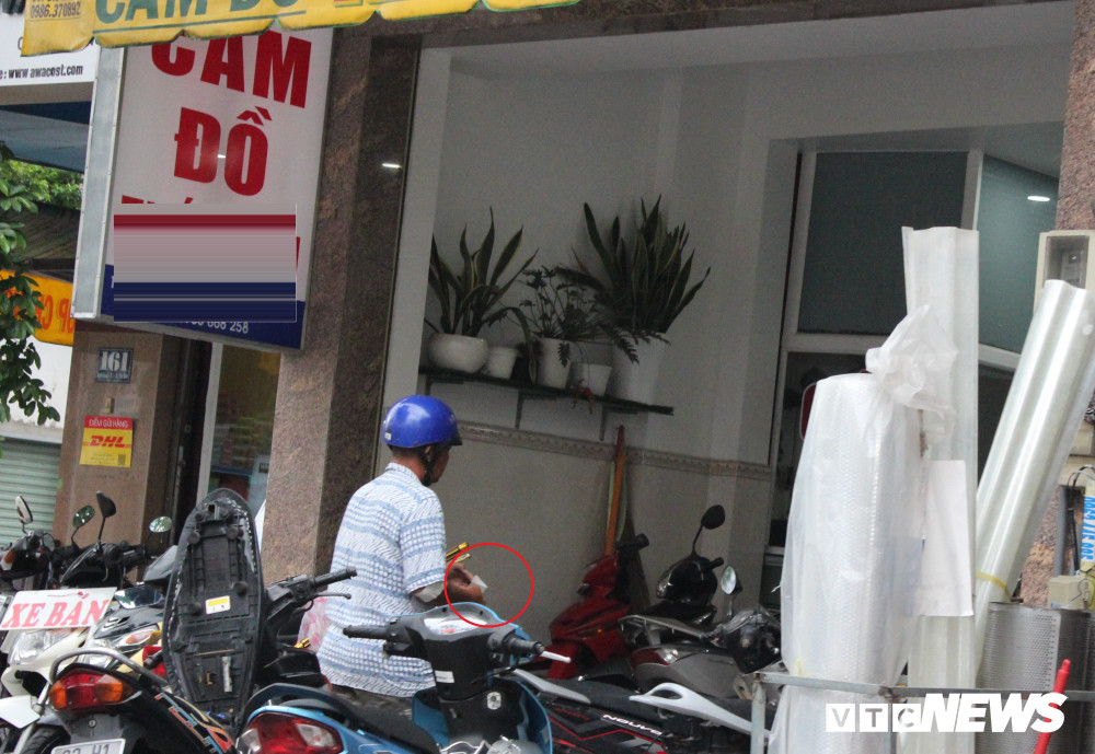 Theo lý giải từ một số chủ hàng cầm đồ, khung 9 - 10h là thời điểm nhiều khách hàng thắng cược đến chuộc lại những món đồ vừa cầm cố hôm qua.