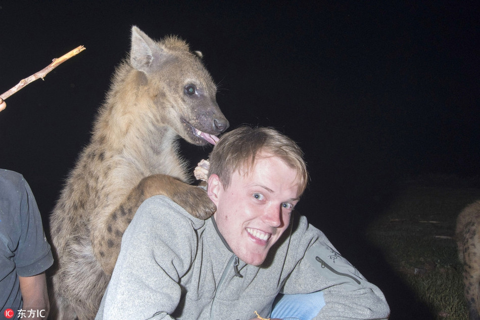 Abbas nổi tiếng bởi sự thân thiết quá mức của mình đối với linh cẩu.