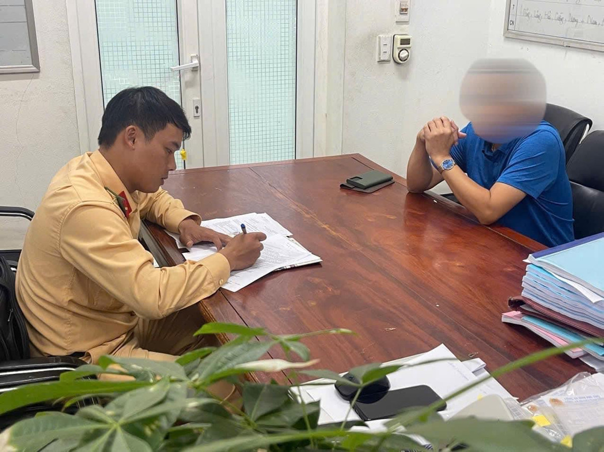 Vượt ẩu trên cầu phao Phong Châu, tài xế bị thu bằng lái Vuot au tren cau phao Phong Chau, tai xe bi thu bang lai