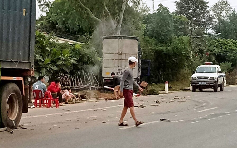 Theo tài xế Quách Văn Giang, khoảng 3h rạng sáng cùng ngày, anh Giang điều khiển xe đầu kéo container lưu thông trên QL14, hướng từ Kon Tum về TP.HCM.
