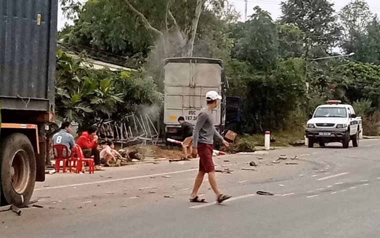 Theo tài xế Quách Văn Giang, khoảng 3h rạng sáng cùng ngày, anh Giang điều khiển xe đầu kéo container lưu thông trên QL14, hướng từ Kon Tum về TP.HCM.