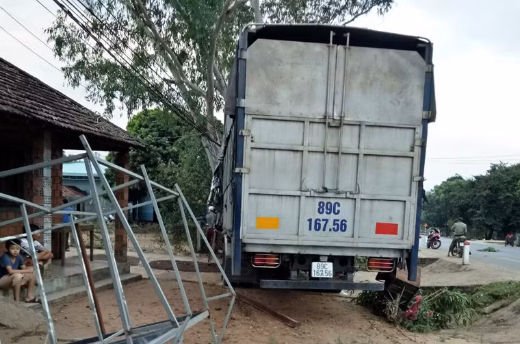 Cú tông kinh hoàng khiến chiếc xe tải mất lái cắm thẳng xuống rãnh ven QL14 nhưng may mắn không tông vào nhà dân ven đường.