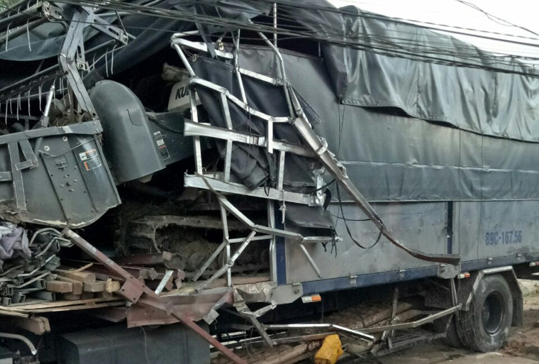 Nhiều người dân địa phương và người đi đường tìm cách giải cứu tài xế, đưa đi bệnh viện cấp cứu.