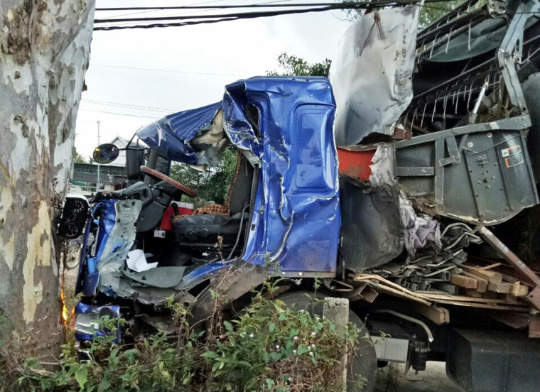 Tài xế xe tải tông container bị kẹt cứng trong cabin.