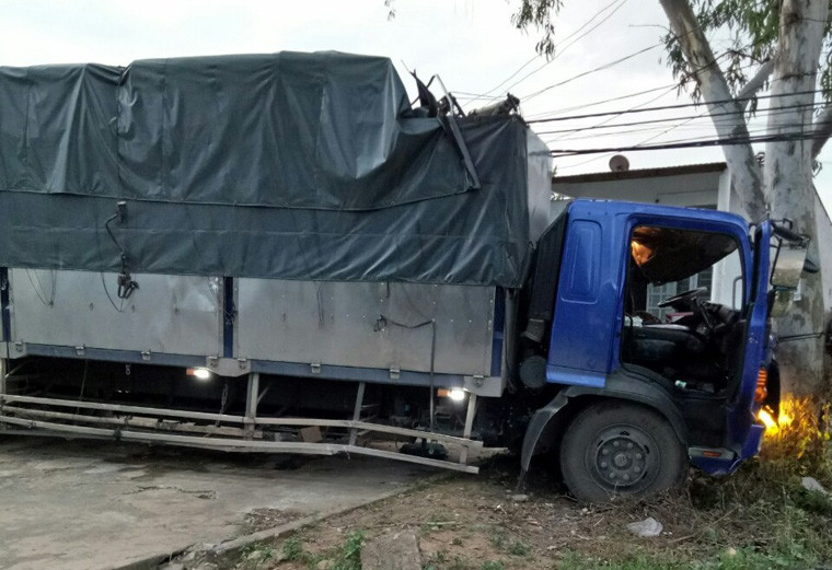 Cận cảnh hiện trường xe tải tông container.