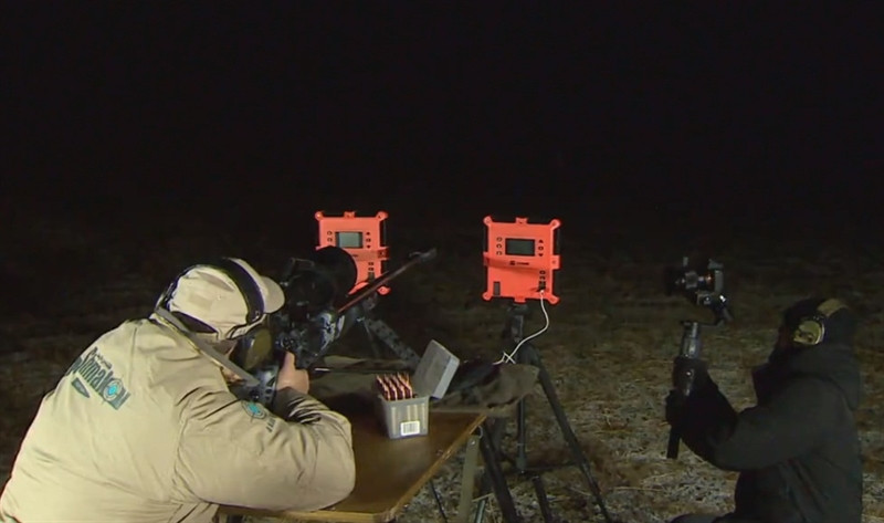 "Lấy ví dụ, viên đạn này có thể xuyên qua thanh ray có độ dày 3 cm. Hãy tưởng tượng khi viên đạn này trúng kẻ địch. Không một loại áo chống đạn nào có thể giúp được hắn. Ngay cả khẩu M82 của Mỹ và những phiên bản mới cũng không thể làm điều đó", nhà thiết kế Nga cho biết thêm.