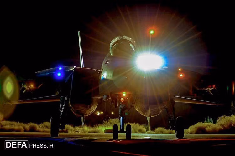 F-14 Tomcat không có khả năng cơ động ấn tượng như F-16, nhưng nó có khả năng ổn định ngang rất tốt đưa nó trở thành một trong những máy bay không chiến đáng sợ trên bầu trời.