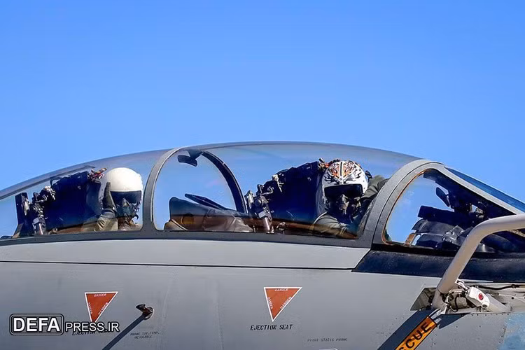 Máy bay chiến đấu F-14 Tomcat được thiết kế với kiểu cánh cụp cánh xòe, 25% lực nâng của F-14 đến từ khu vực rộng lớn giữa 2 cánh.