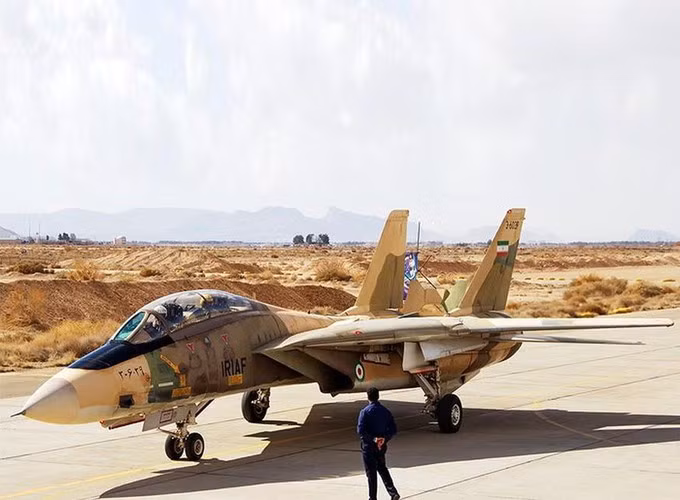 Từ phiên bản F-14B và D, nhà sản xuất lắp động cơ GE F-110 mới có lực đẩy mạnh hơn. Phi công có thể cất cánh mà không cần sử dụng đến buồng đốt 2 lần giúp đảm bảo an toàn hơn.