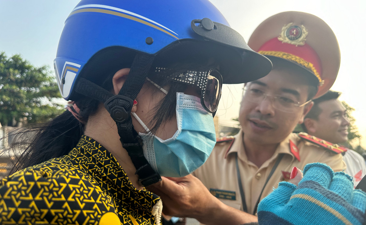 Không bị xử phạt, được nghe tuyên truyền về An toàn giao thông và được tặng mũ bảo hiểm chất lượng, nước suối, bánh mì... nhiều người vi phạm vô cùng bất ngờ và bày tỏ sự quý mến đến lực lượng Công an TP HCM.