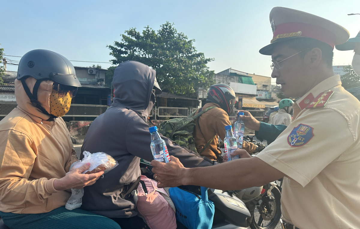 Những chai nước suối, ổ bánh mì dù vật chất không lớn nhưng chứa đựng tình yêu thương của người dân Sài Gòn đến với những người dân Miền Tây thân thương xa quê lập nghiệp.