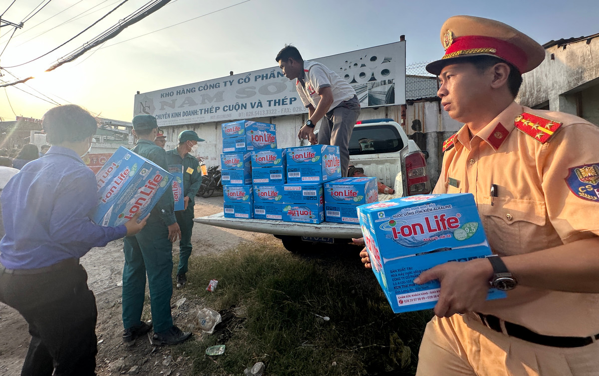 Tất cả hăng say mỗi người khẩn trương đưa nước suối, thực phẩn để kịp trao yêu thương đến người dân suốt 1 năm làm việc ở Sài Gòn trở về quê đón Tết.