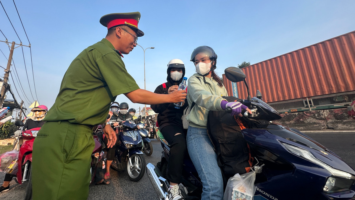 Hình ảnh ấm áp của những người con tha hương lên Sài Gòn mưu sinh trong ngaỳ trở về quê đón Tết cổ truyền dân tộc.