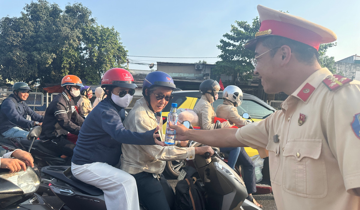 Nhiều người dân quê Miền Tây thật sự xúc động, phấn khởi nhận món quà nhỏ nhưng đầy ân tình...