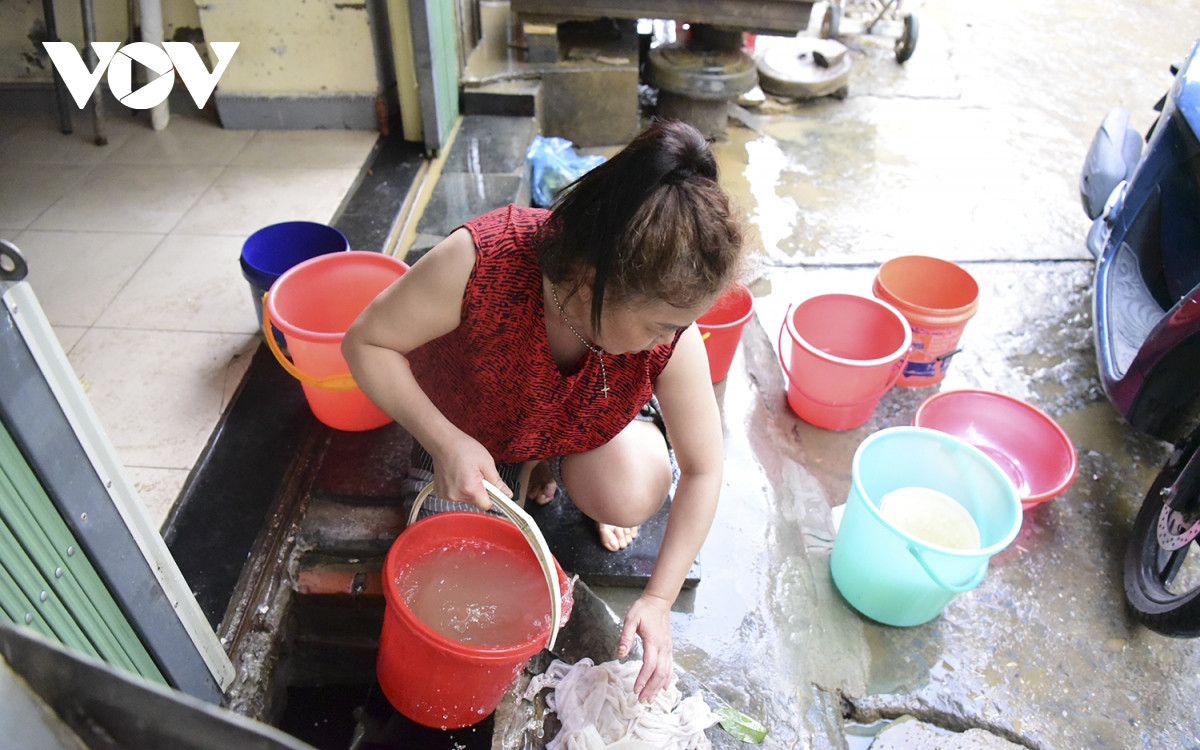 Nước rút, nắng lên, tạo nhiều thuận lợi cho bà con “vùng lũ” dọn dẹp, phơi phóng.