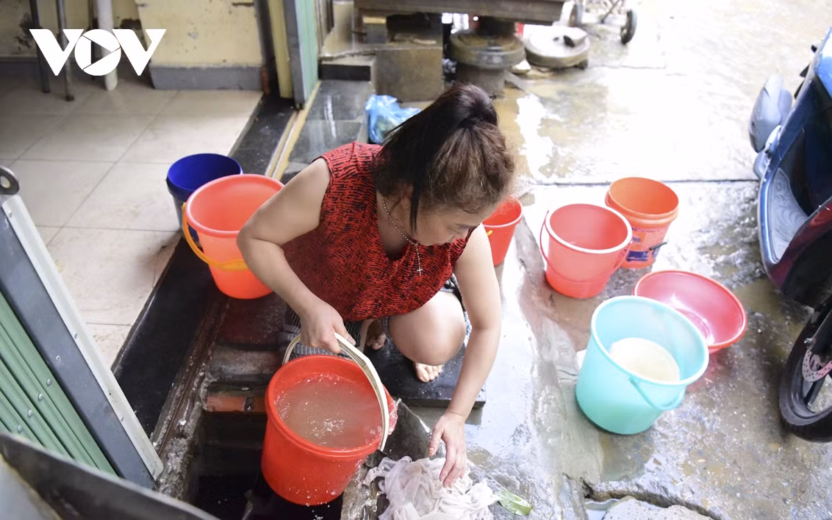 Nước rút, nắng lên, tạo nhiều thuận lợi cho bà con “vùng lũ” dọn dẹp, phơi phóng.