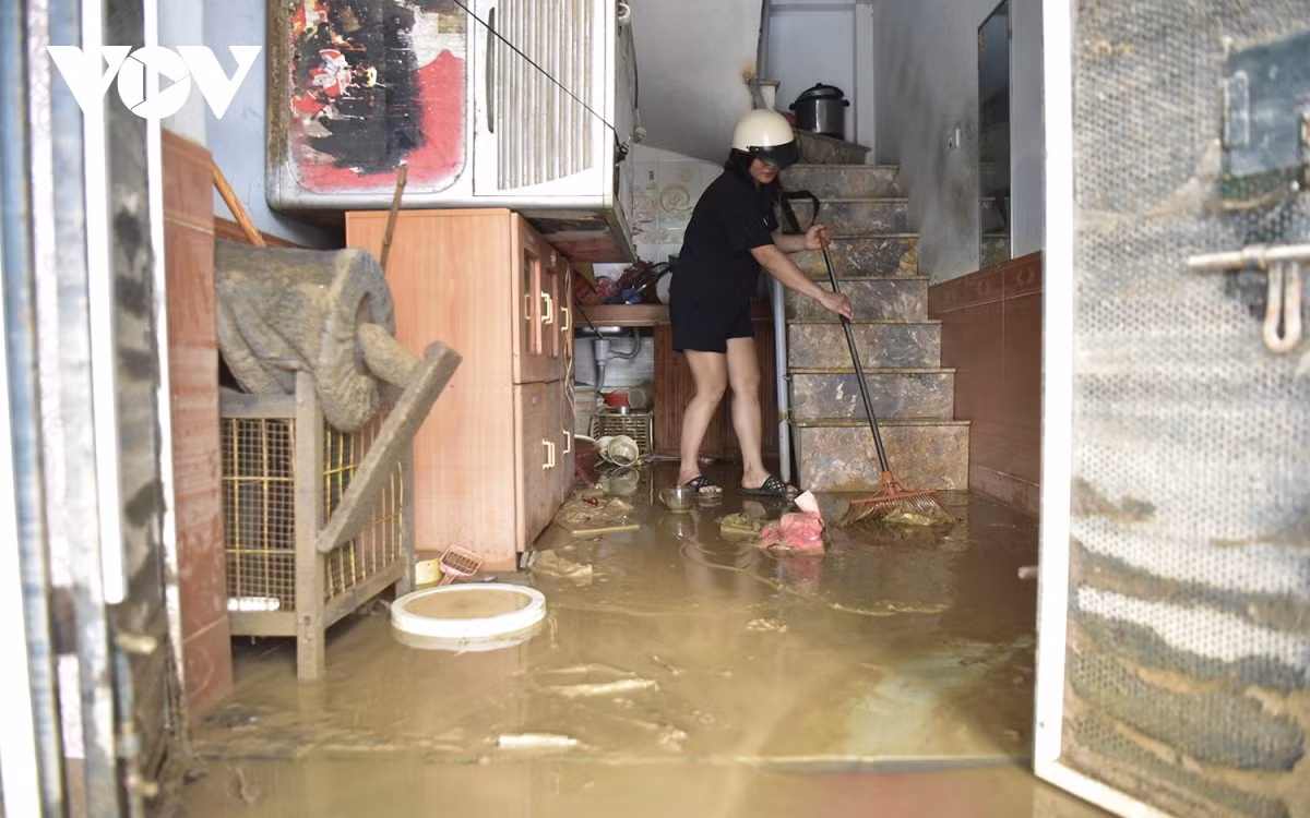 Đây là cơn lũ lớn nhất trong vòng 30 năm trở lại đây, nước lên quá nhanh đề lại hậu quả nặng nề đối với người dân khu vực ven sông Hồng.