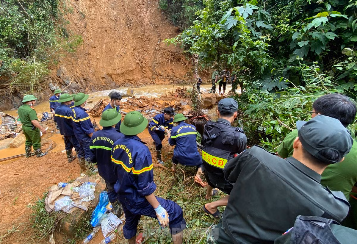 Song song với việc tìm kiếm nạn nhân, hàng trăm cán bộ chiến sĩ thuộc lực lượng Cảnh sát PCCC&amp;CNCH, Cảnh sát cơ động Công an tỉnh Cao Bằng và cán bộ chiến sĩ Công an huyện Nguyên Bình đã tìm cách đưa chiếc xe khách ra khỏi suối.