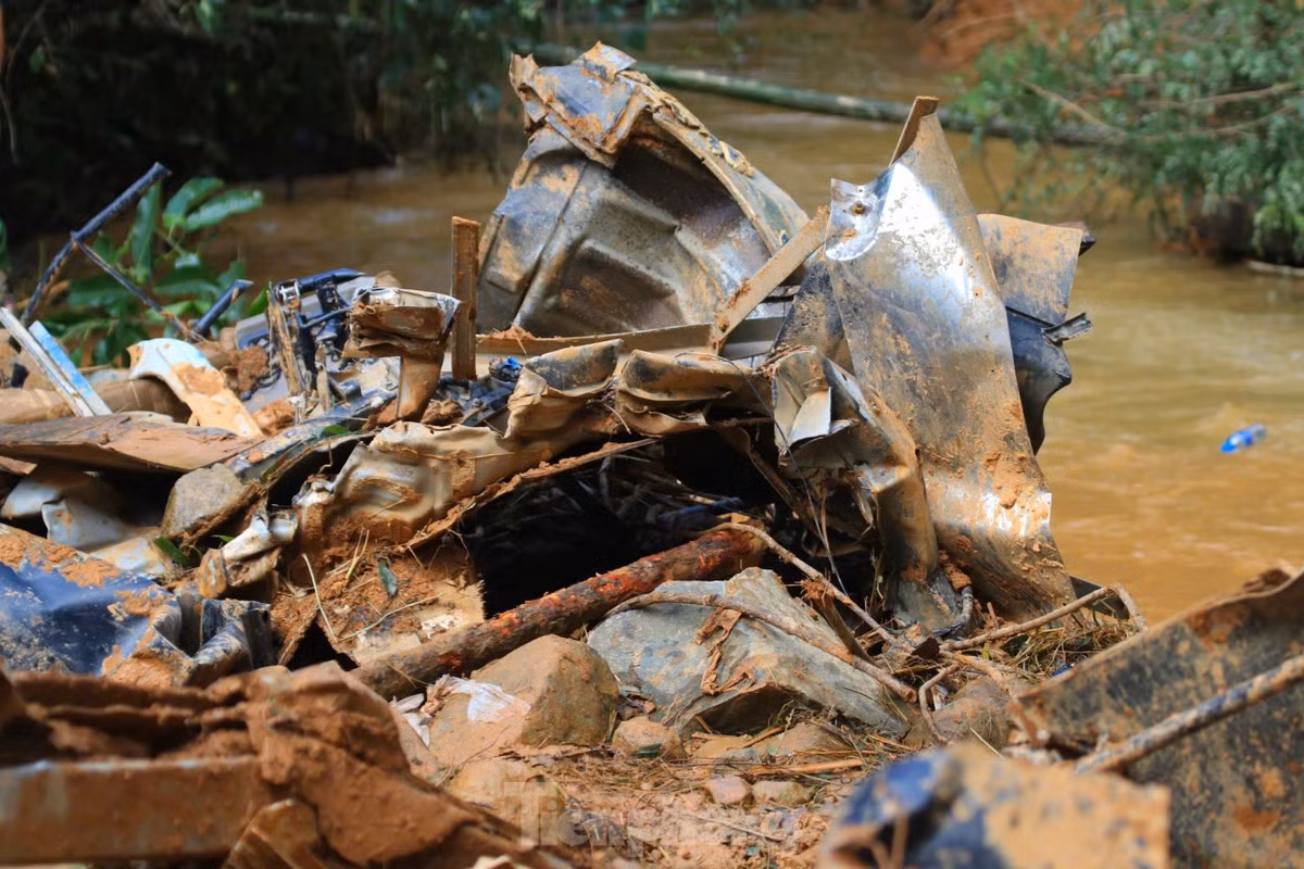 Chiếc xe đã bị đất đá vò nát, vùi lấp nhiều bộ phận khiến việc đưa chiếc xe ra khỏi hiện trường gặp rất nhiều khó khăn.