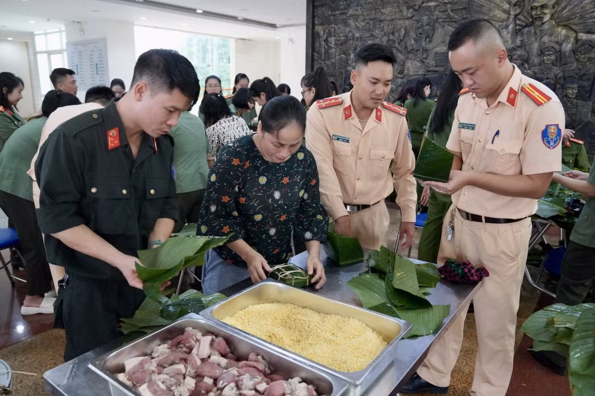 Ban Thanh niên, Ban Phụ nữ và các đơn vị trong Công an tỉnh đã tổ chức gói 500 chiếc bánh chưng để gửi đến bà con nhân dân bị ảnh hưởng do mưu lũ trên địa bàn tỉnh