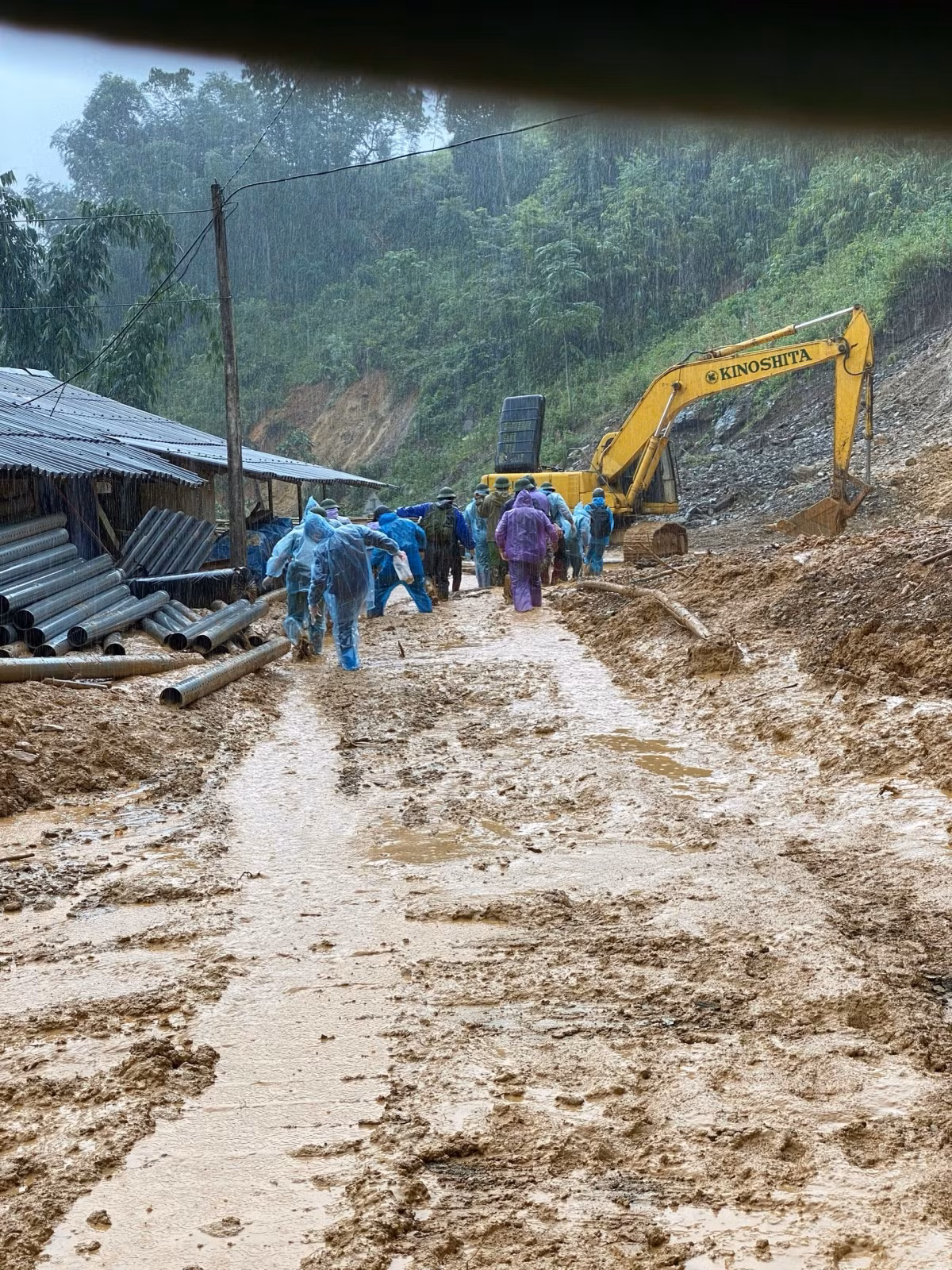 Với tinh thần khẩn trương, vì nhân dân phục vụ, CBCS Công an huyện Bảo Lạc đã đến nơi an toàn, bàn giao thi thể nạn nhân cho gia đình. Qua đó khẳng định tinh thần, trách nhiệm của lực lượng công an nhân dân “bản lĩnh, nhân văn, vì nhân dân phục vụ”.
