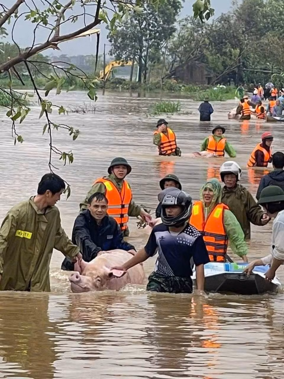 Công an Hà Nam giúp người dân di dời tài sản