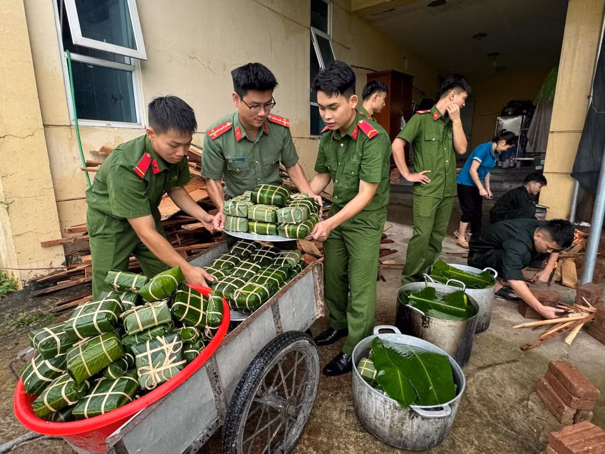 Ngày 11/9, Công an tỉnh Hòa Bình tổ chức lễ phát động ủng hộ nhân dân bị thiệt hại do bão số 3 gây ra và gói bánh chưng hỗ trợ đồng bào ảnh hưởng bởi cơn bão.