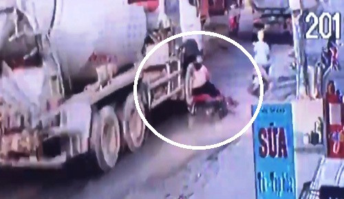 Trượt đóng cát ven đường, người phụ nữ té ngã vào bánh xe bồn.